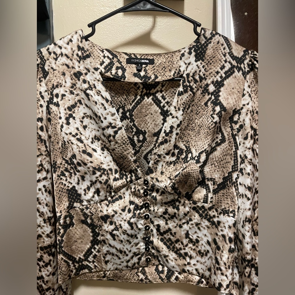 Fashion Nova Cheetah Print Cropped Button Down Top With V-Neck Line
